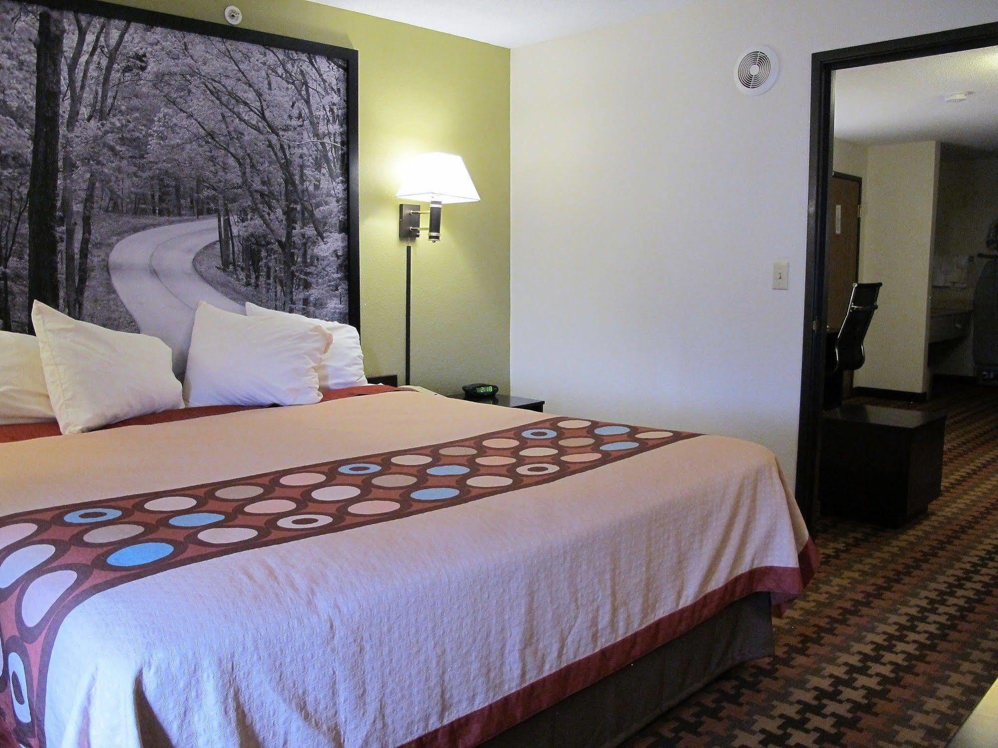 Super 8 By Wyndham Cloverdale In Ngoại thất bức ảnh